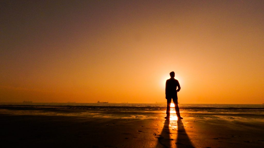 debout face à l'ocean